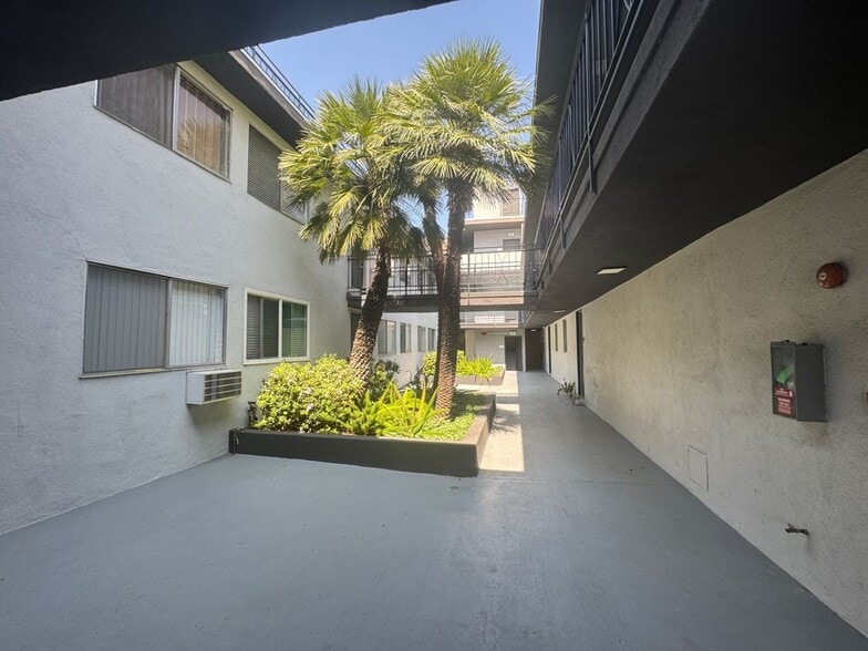 Building Photo - 5643 Carlton Way