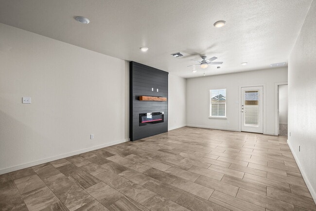 Building Photo - Brand new townhomes in Iron Horse!
