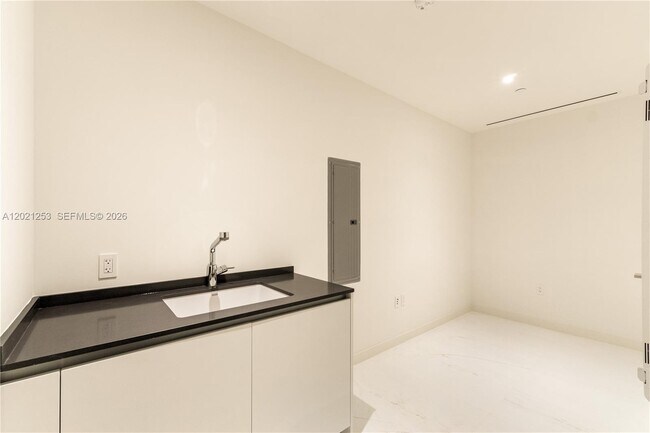 Building Photo - 300 Biscayne Blvd Way