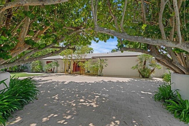 Building Photo - 7500 S Flagler Dr