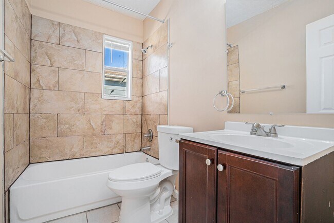 Building Photo - 1 Month Free Rent! Fully Renovated 2BR/1BA...