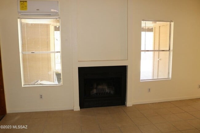 Building Photo - Super Northwest Location! Lovely spacious 3 bedroom, 2 bath home with large back yard