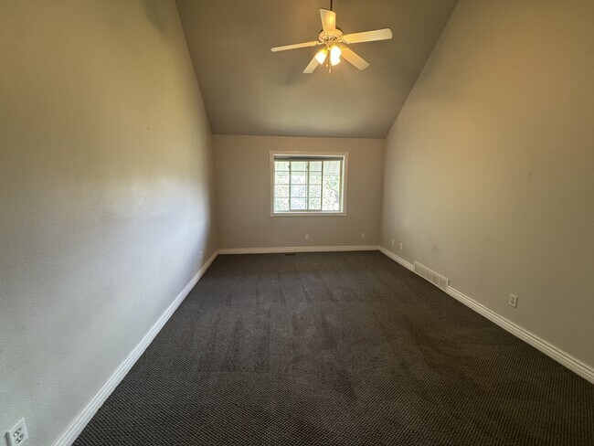 Building Photo - 340 Rainbow Ln