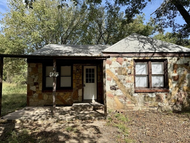 Building Photo - 1218 W Durant Ave