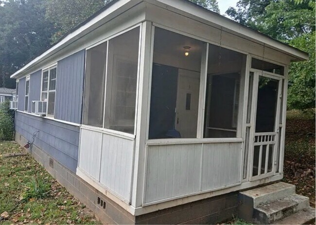 Building Photo - 907 Crestline Rd NW