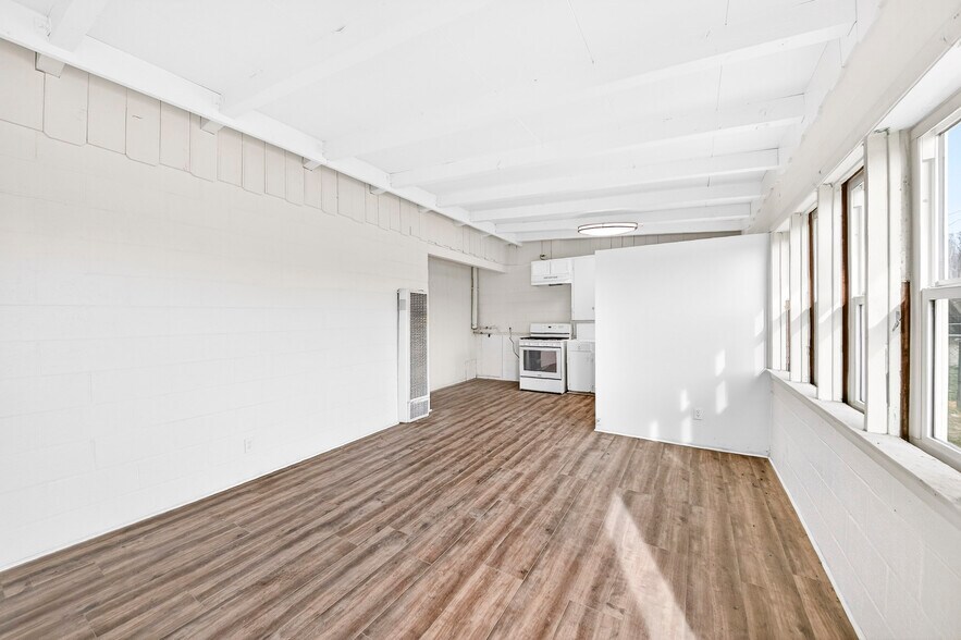 Building Photo - 11393 Lee Ave