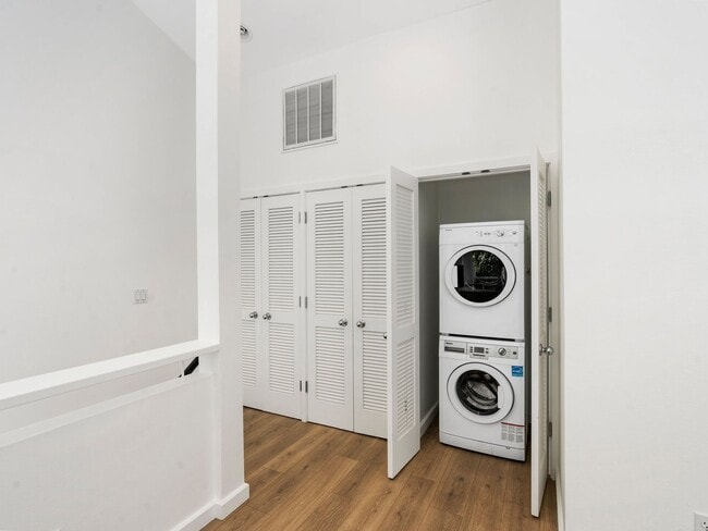 Building Photo - Fully renovated 2 level/2 bed/2 bath pearl...