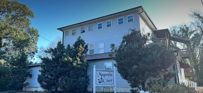 Building Photo - Beautifully renovated 2nd floor, 2 Bdr 1 bath unit in Maryville, TN - Available NOW!