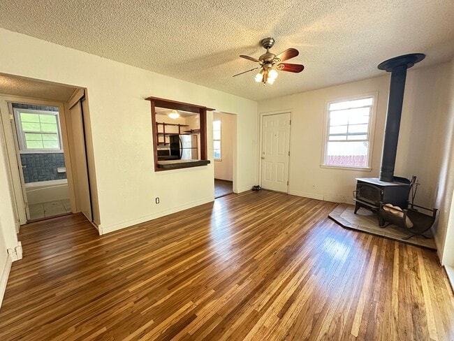 Building Photo - Charming 2 Bedroom, 1 Bath Finch Arboretum Area Home