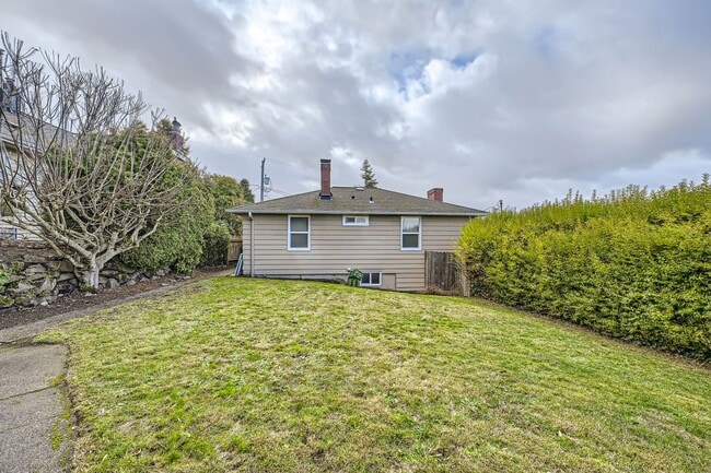 Building Photo - Updated 2bed/1bath Home with Attached Garage in Fremont!!