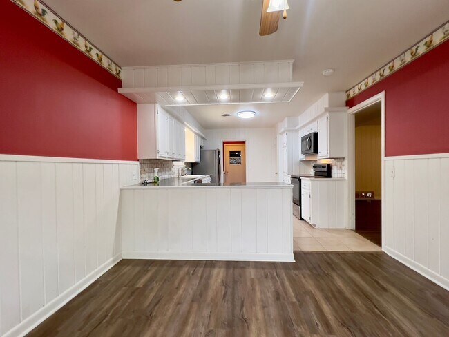 Building Photo - Stunning Large Home