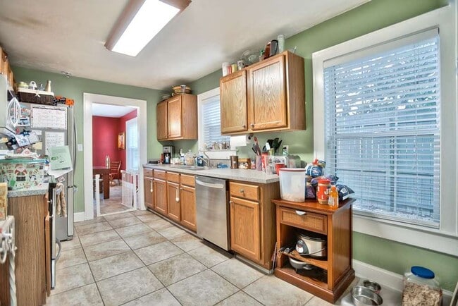 Building Photo - 4/3 House off of Bellevue! Available August 2026!