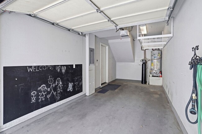 Building Photo - 837 Font-