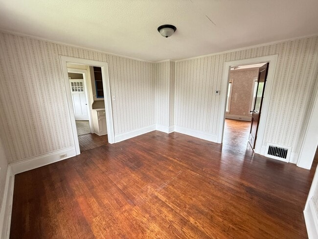Building Photo - Well-Maintained 2-Bed Near Transit and Dow...