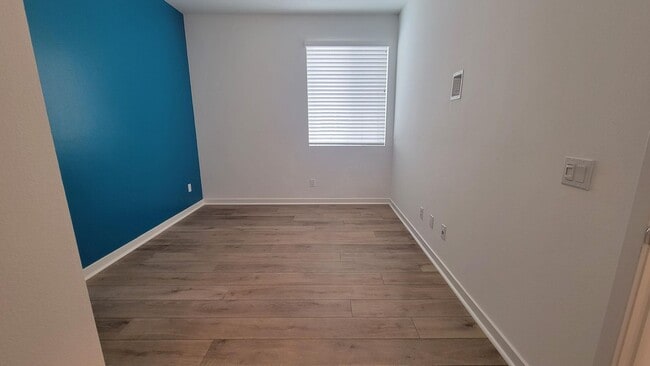 Building Photo - Updated and Luxurious Gorgeous 3 Bedroom T...