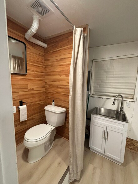 Building Photo - 528 W 7th St