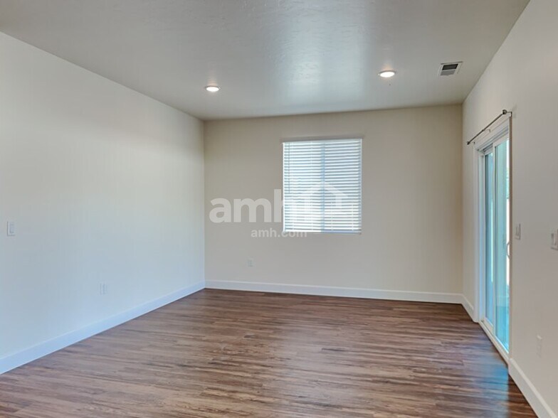 Building Photo - 1854 N Oconner Ave