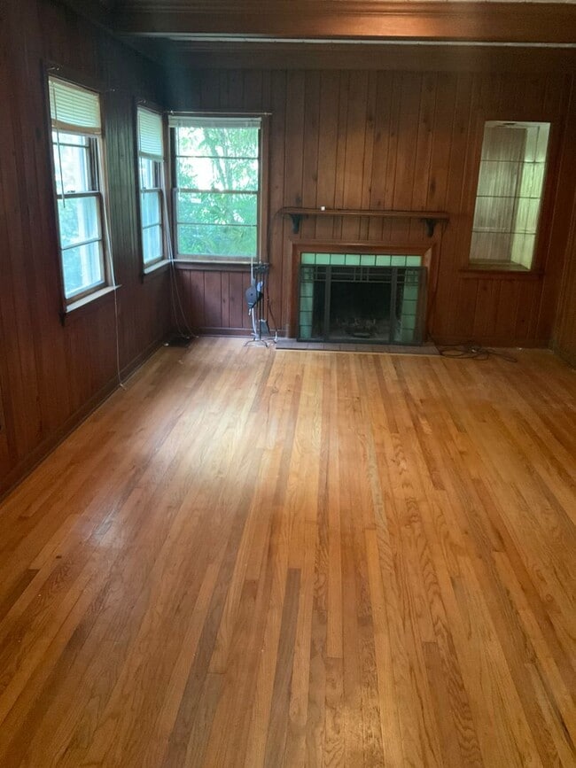 Building Photo - Great Home within Walking Distance to Campus.