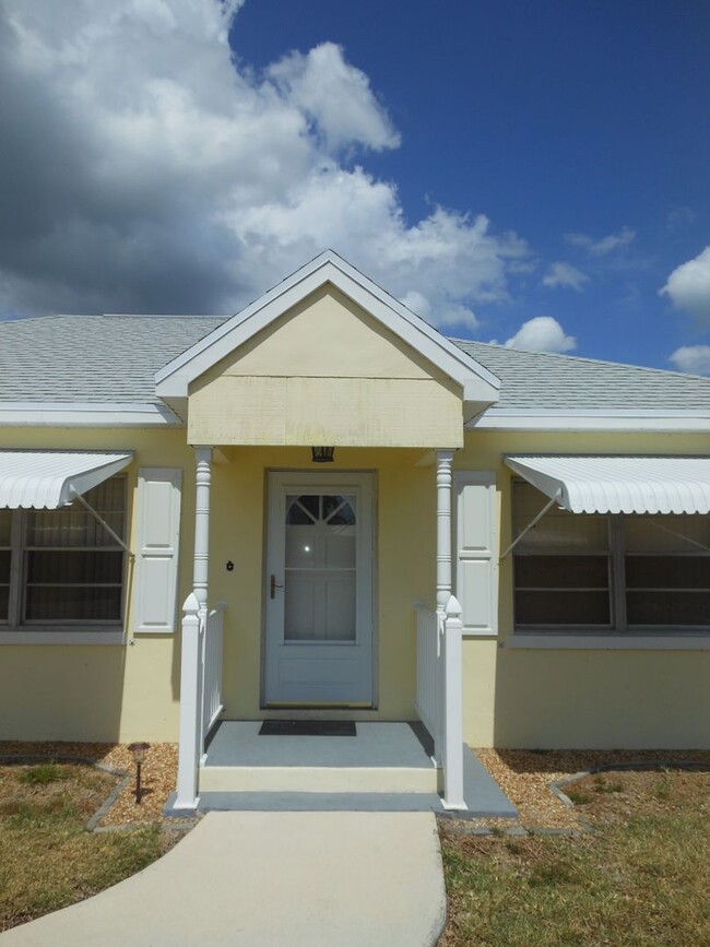 Building Photo - CHARMING 2 BEDROOM, 1 BATH HOME 3 BLOCKS F...