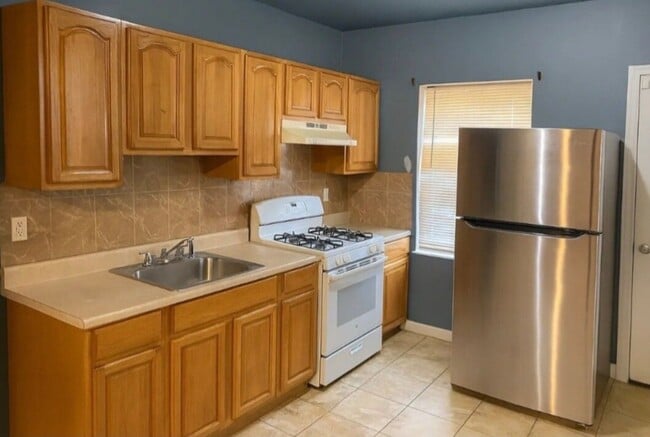 Building Photo - 3 Bedroom Home in Point Breeze