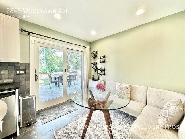 Building Photo - 2843 Woodlawn Ave