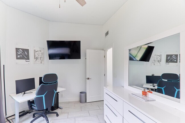 Building Photo - 8113 E Redwing Rd