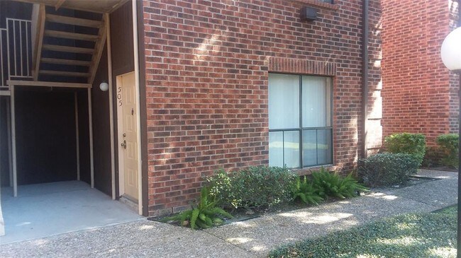 Building Photo - 3100 Walnut Bend Ln