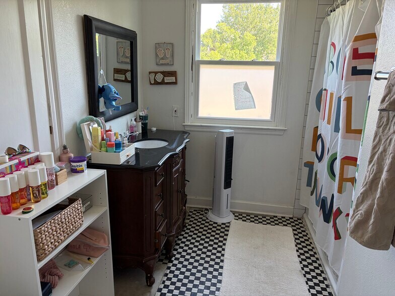 Building Photo - 46 Wren St