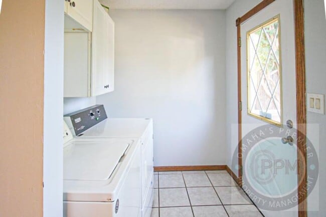 Building Photo - Beautiful 2 Bedroom / 1 Bathroom Home | Ne...