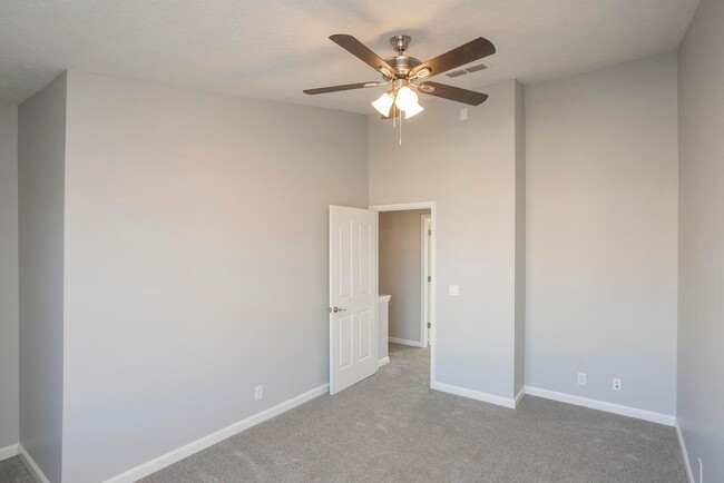 Building Photo - Newly Updated Townhome in Murfreesboro!