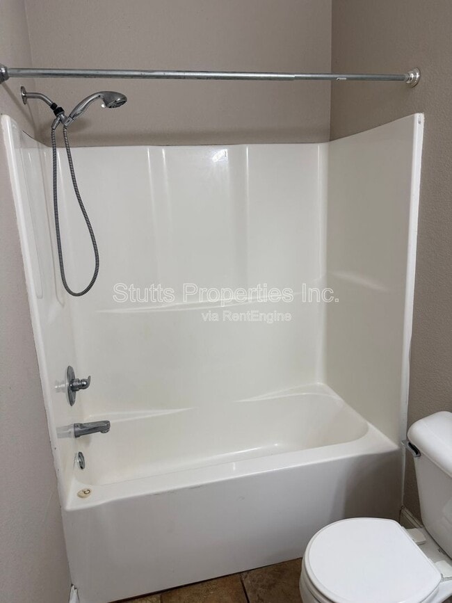 Building Photo - 202 S Cave St