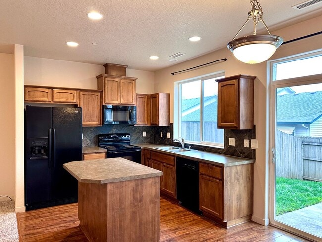 Building Photo - Beautiful 3 Bd 2.5 Ba Town Home by Vancouver Mall - SPECIAL JULY RENT FREE!