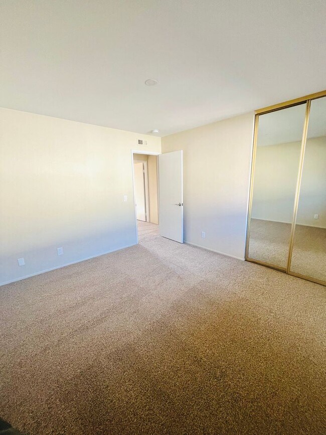 Building Photo - LA JOLLA VILLAGE LIVING! SPACIOUS 3BD/2.5BA TOWNHOME AVAILABLE JUNE for $4,795/mo!