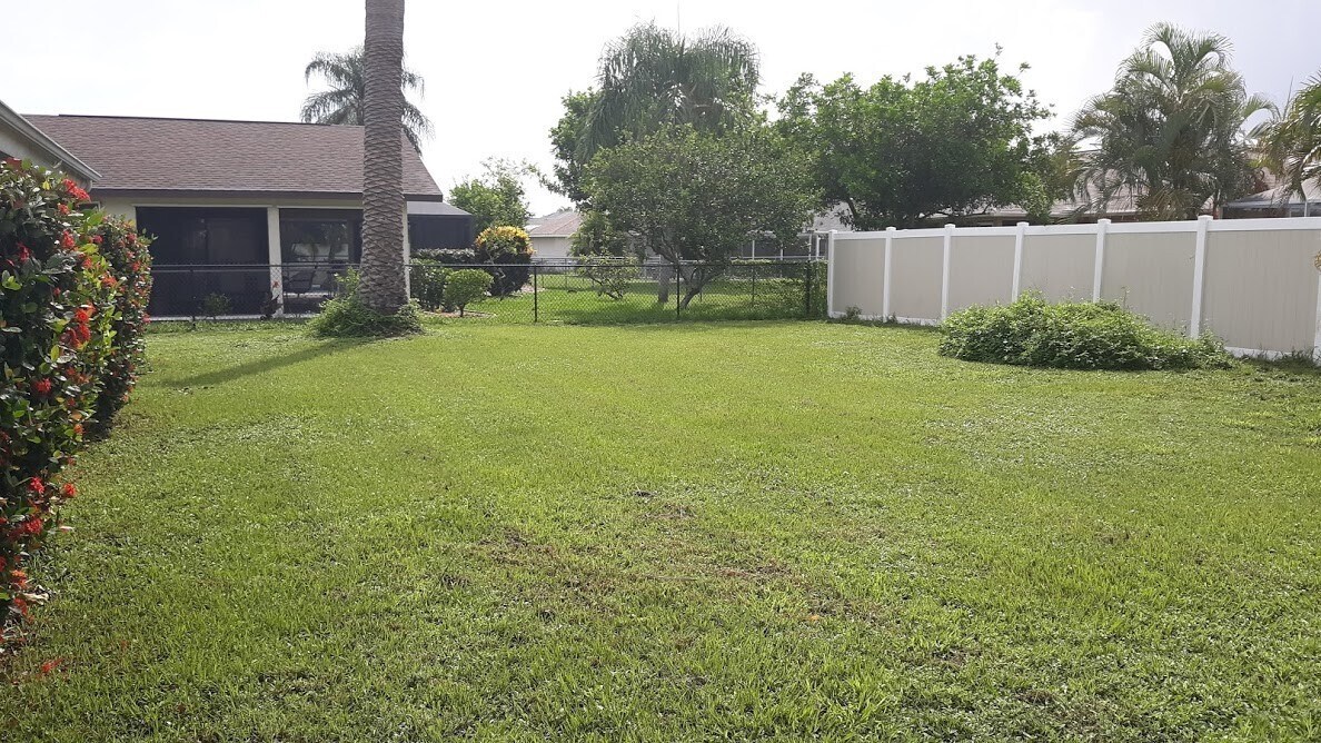 Building Photo - Freshly painted interior and new carpet in living room spacious home off Country Club Blvd
