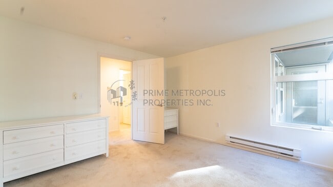 Building Photo - 4343 Roosevelt Way NE