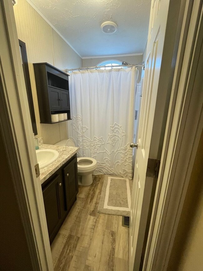 Building Photo - 3 Bedroom 2 Bath Home with large Sunroom i...