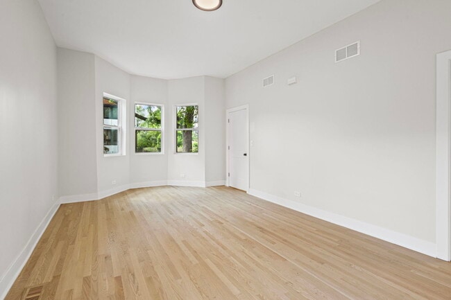 Building Photo - 6445 S Rhodes Ave