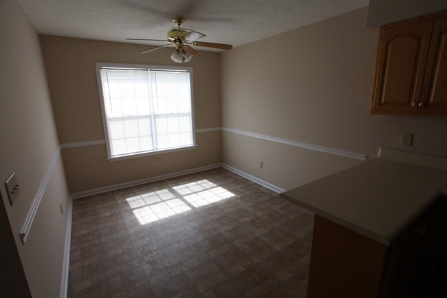 Building Photo - Duplex in Auburn - Available August!