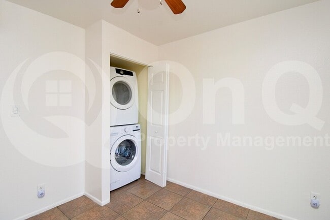 Building Photo - 3840 N 43rd Ave