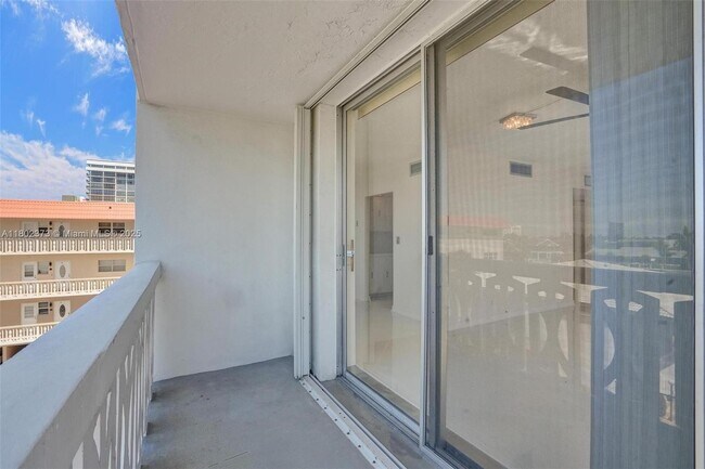 Building Photo - 3113 S Ocean Dr