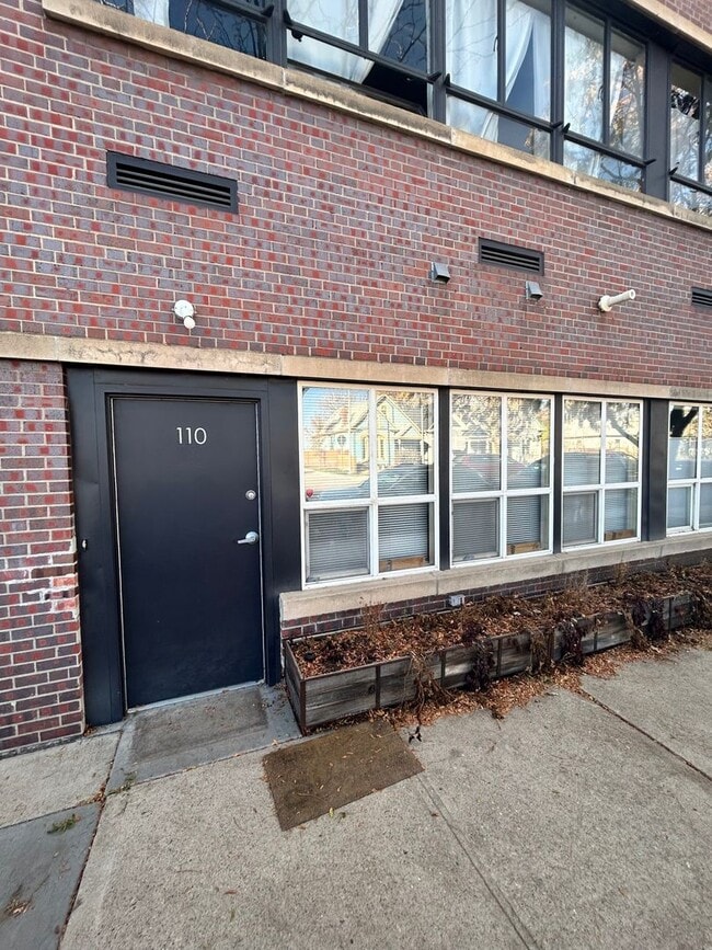 Building Photo - 1777 E 39th Ave
