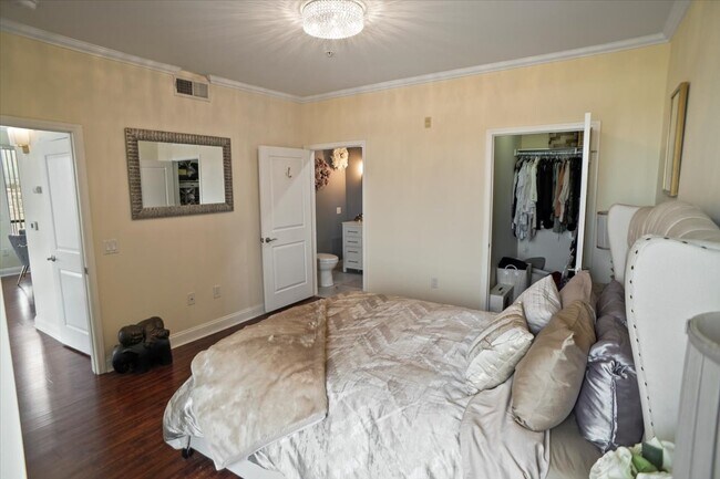 Building Photo - 6938 Laurel Canyon Blvd