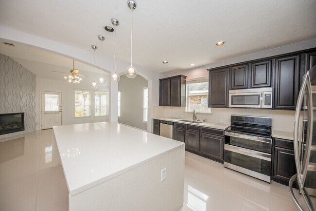 Building Photo - 3019 Lake Dr