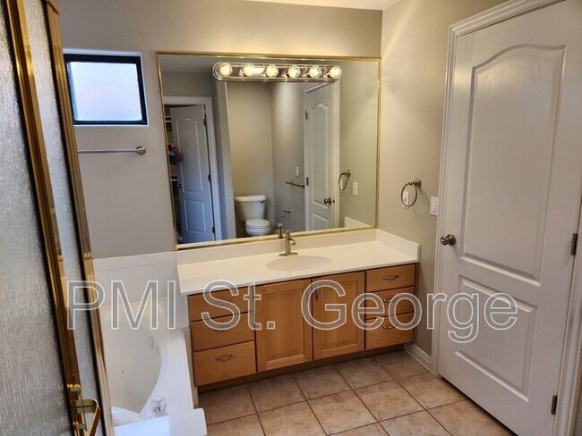 Building Photo - 545 S Valley View Dr