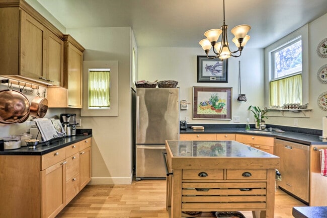 Building Photo - 233 Ashbury St