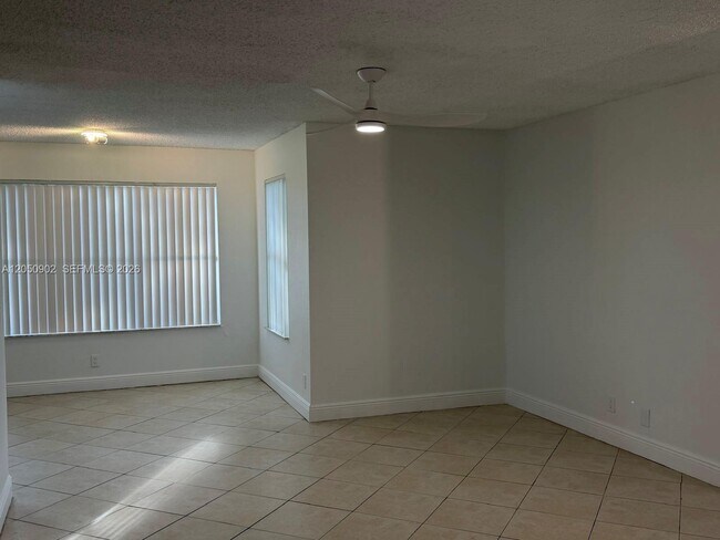 Building Photo - 643 Vista Isles Dr