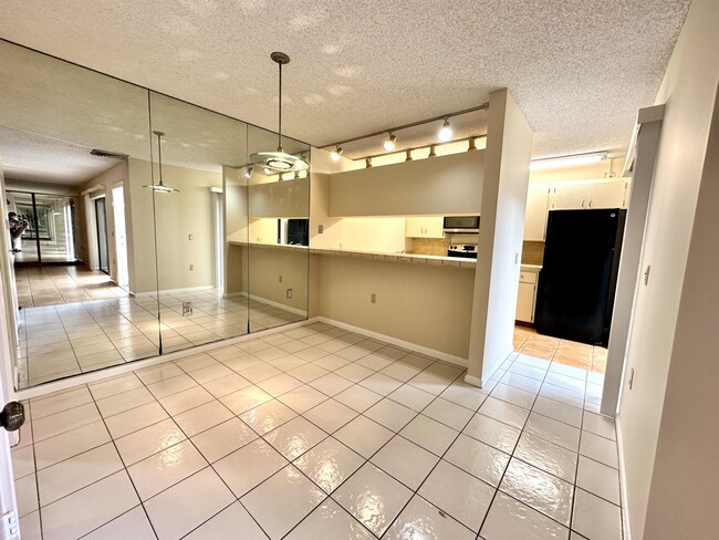 Building Photo - 805 8th Way