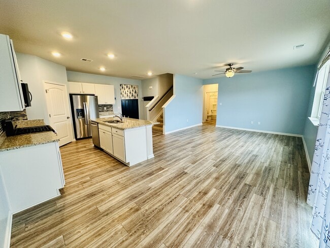 Building Photo - 30735 Waterfront Dr