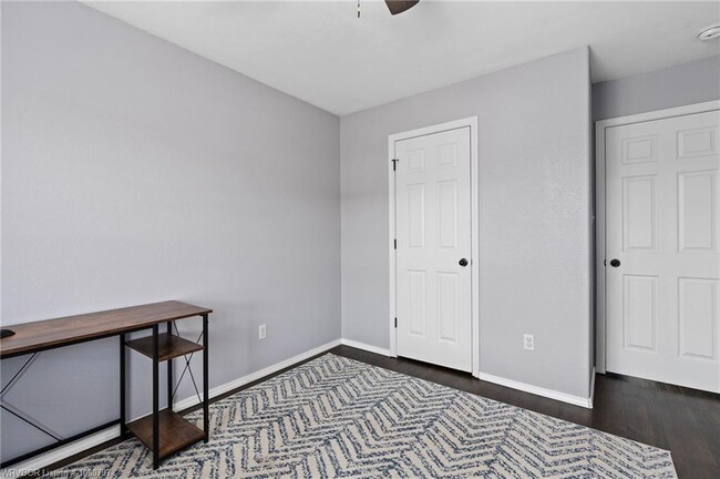 Building Photo - 2409 Crestview Ln