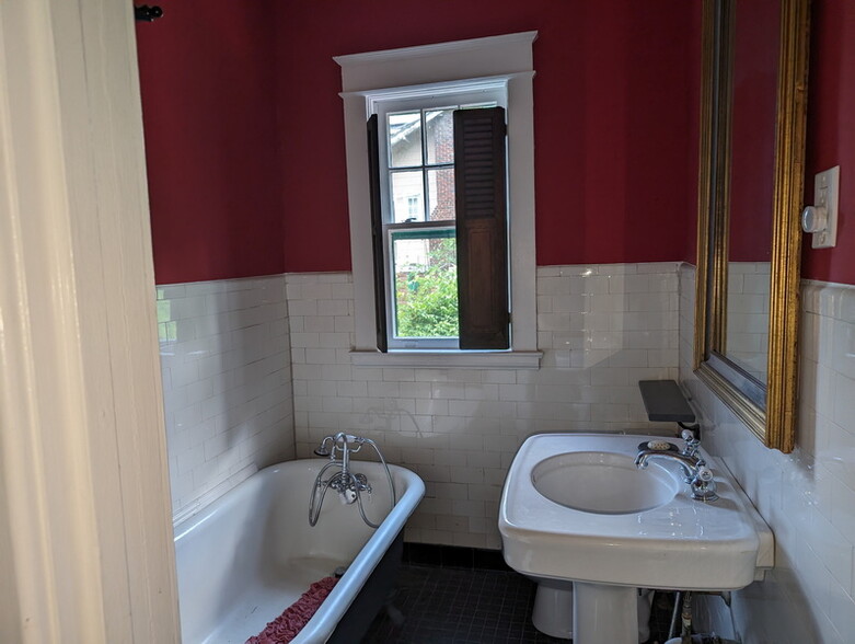 DS bathroom with tub - 4216 Queensbury Rd